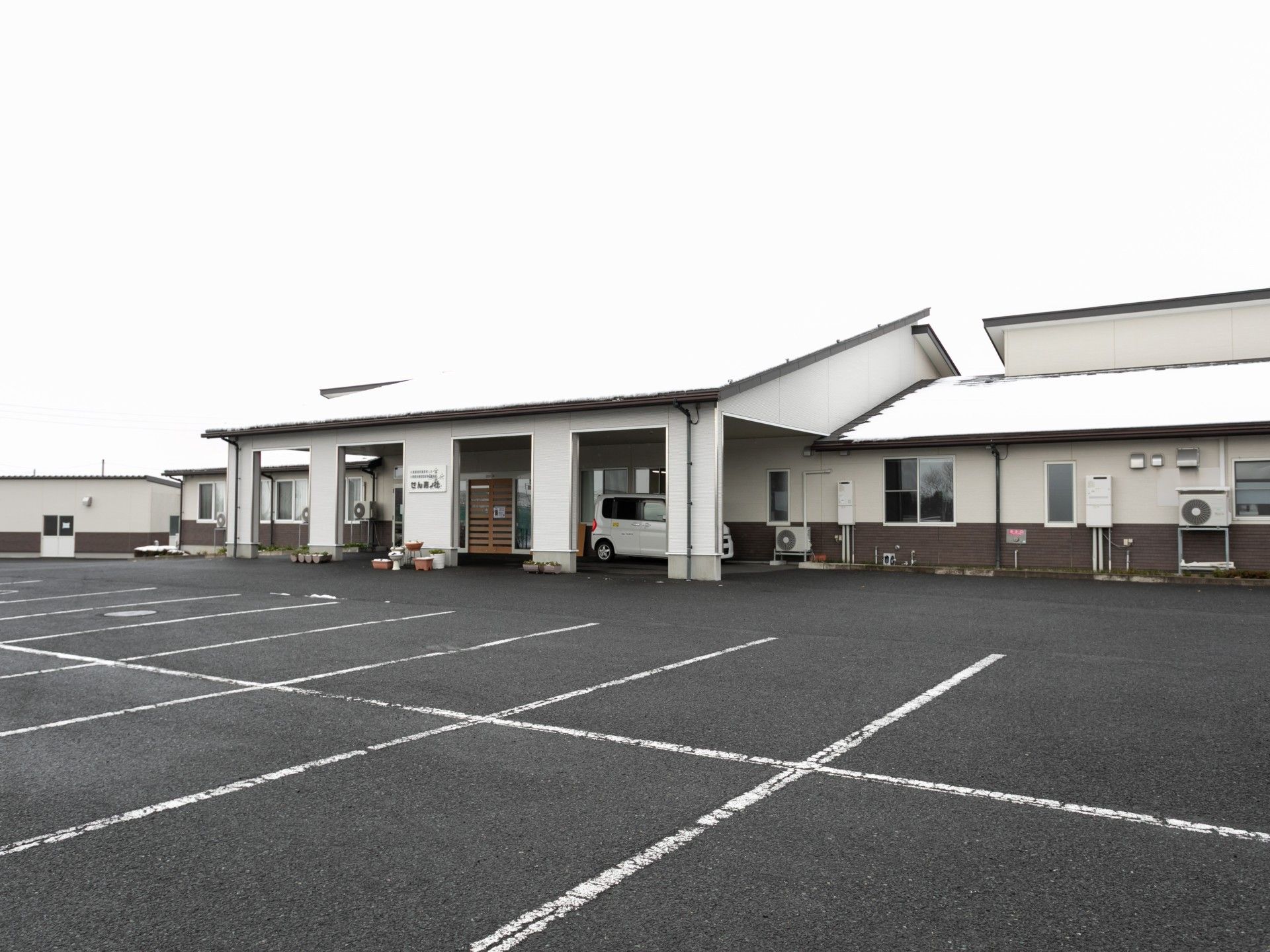 広い駐車場の建物外観