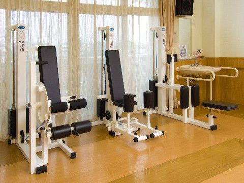 リハビリルームに置かれた、本格的なトレーニング器具