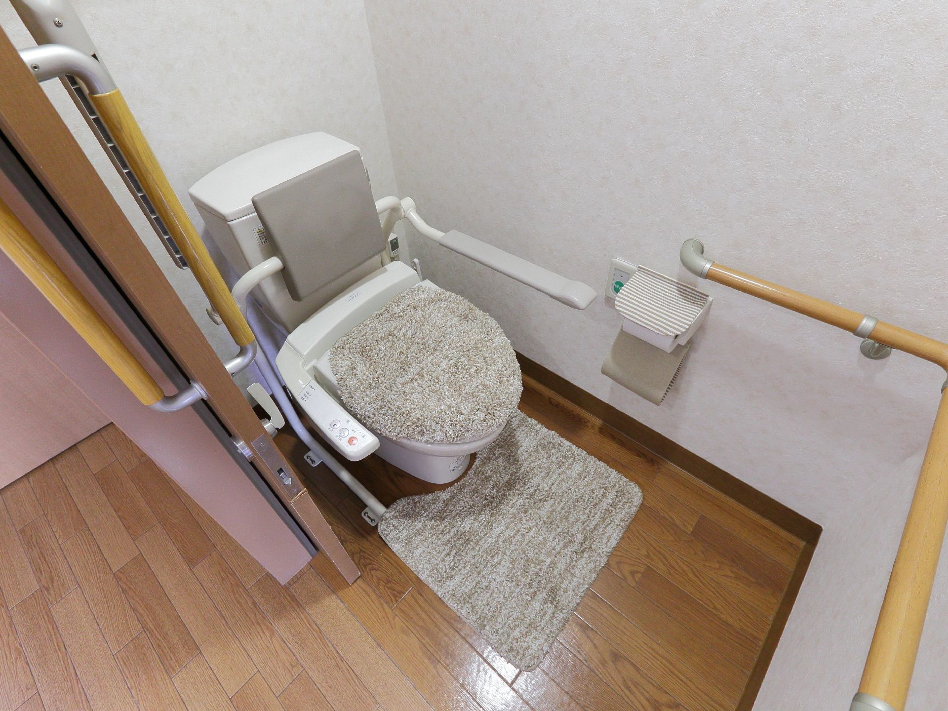 バリアフリーになっている。ハンドルドアで、開閉はスライド式である。トイレ前と左右に手すりがついている。