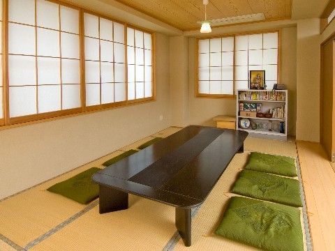 障子窓を採用し、座布団と座敷机が置かれた畳敷きのスペース