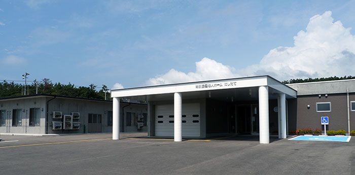 広々とした入り口の建物