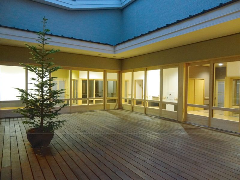 ゆったりとした中庭の風景