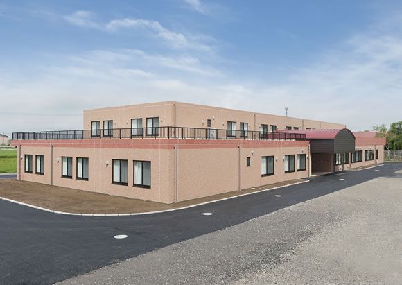 広々とした建物の外観