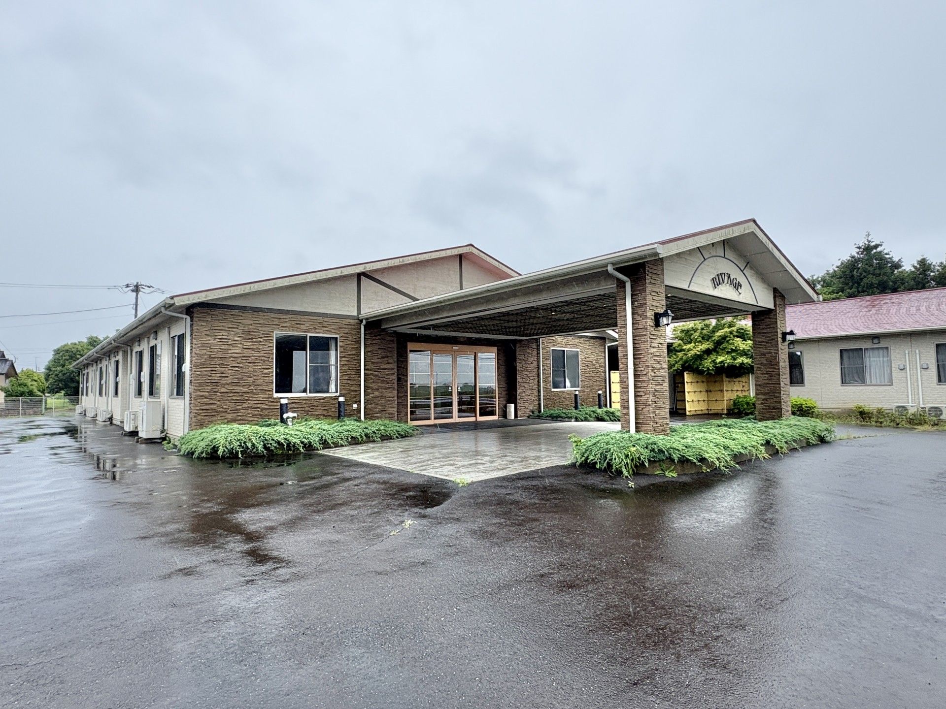 広いエントランスの建物