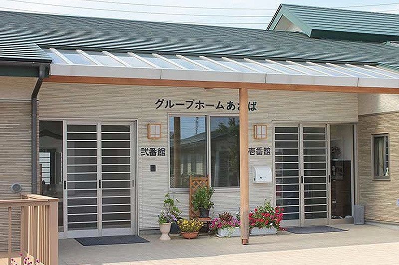 明るいエントランスの施設