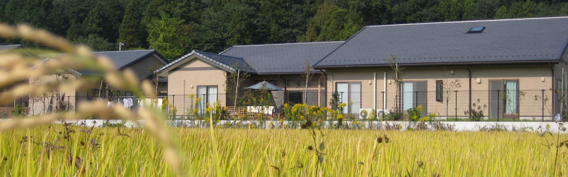 自然に囲まれた施設外観