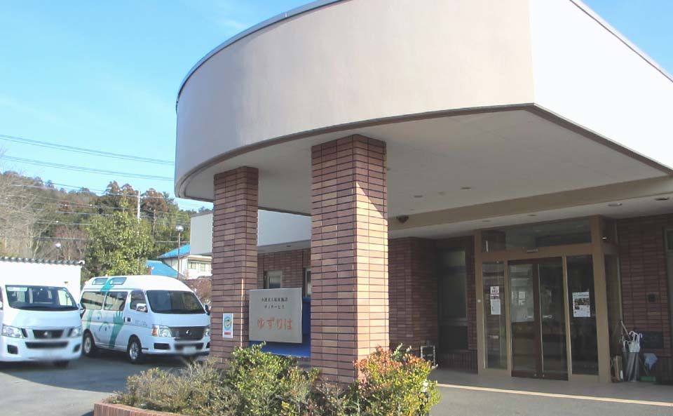 エントランスと送迎車