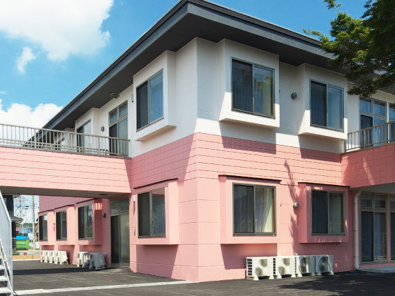 ピンク色の建物外観