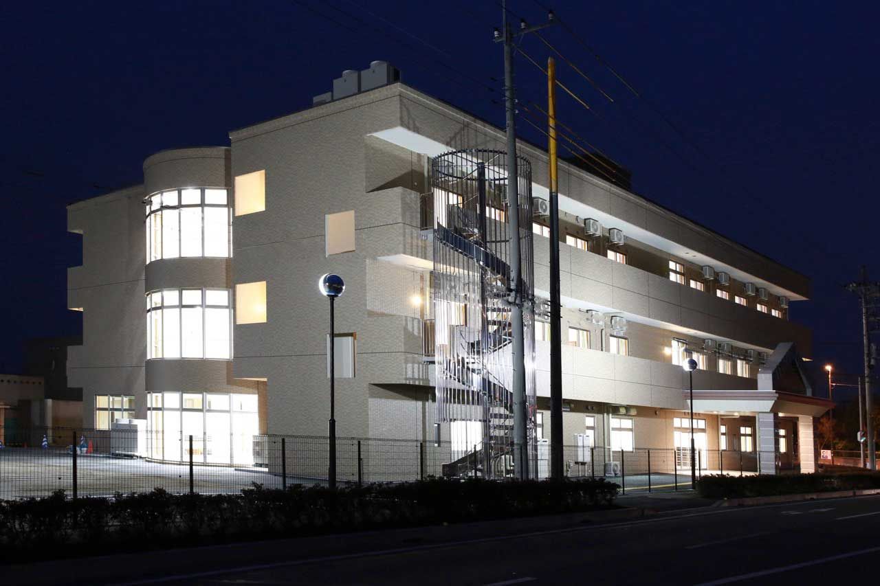 夜景に浮かぶ建物外観