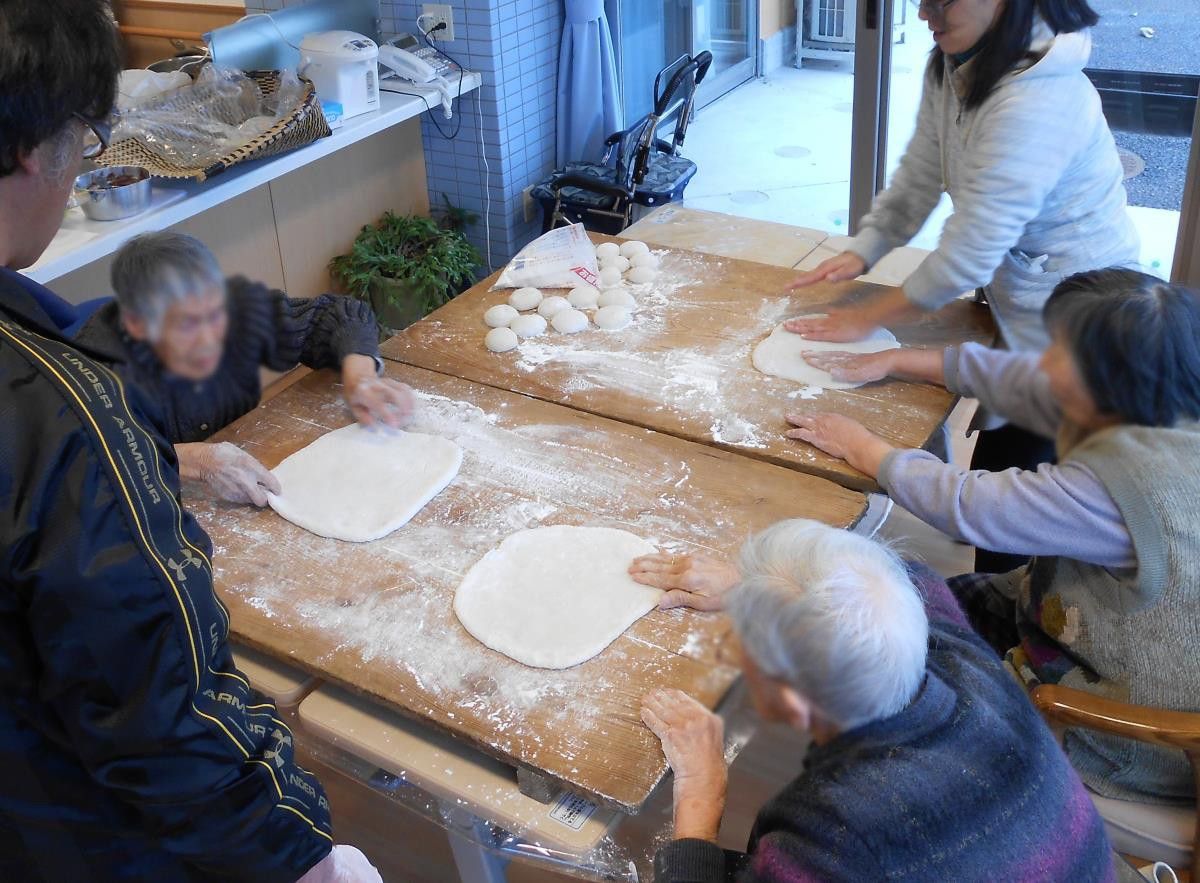 餅作りを楽しむ様子