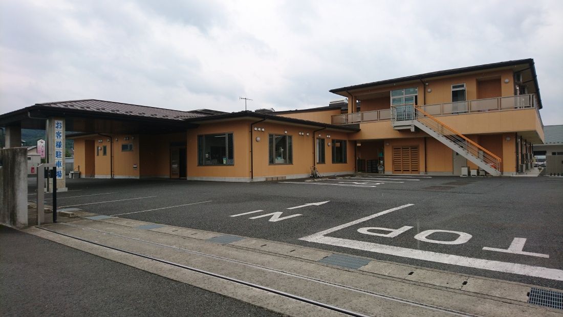 ゆったりとした外観の建物