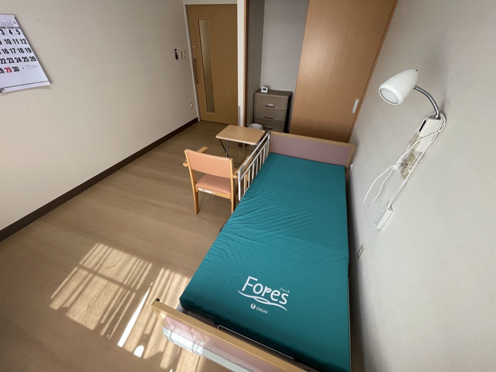 シンプルな個室の様子
