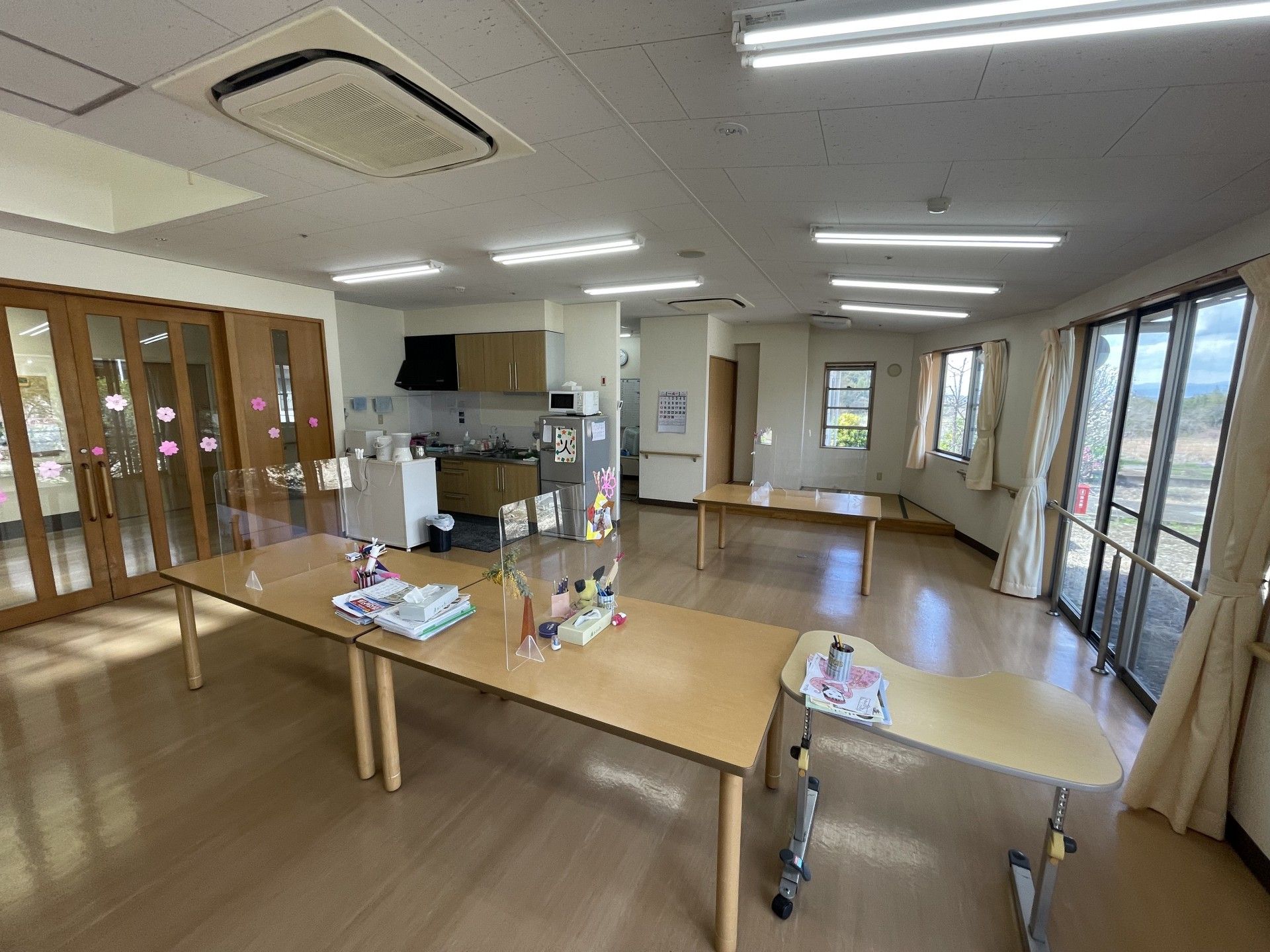 明るい室内のテーブル