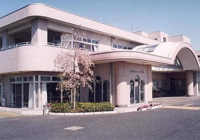 桜の木がある建物外観