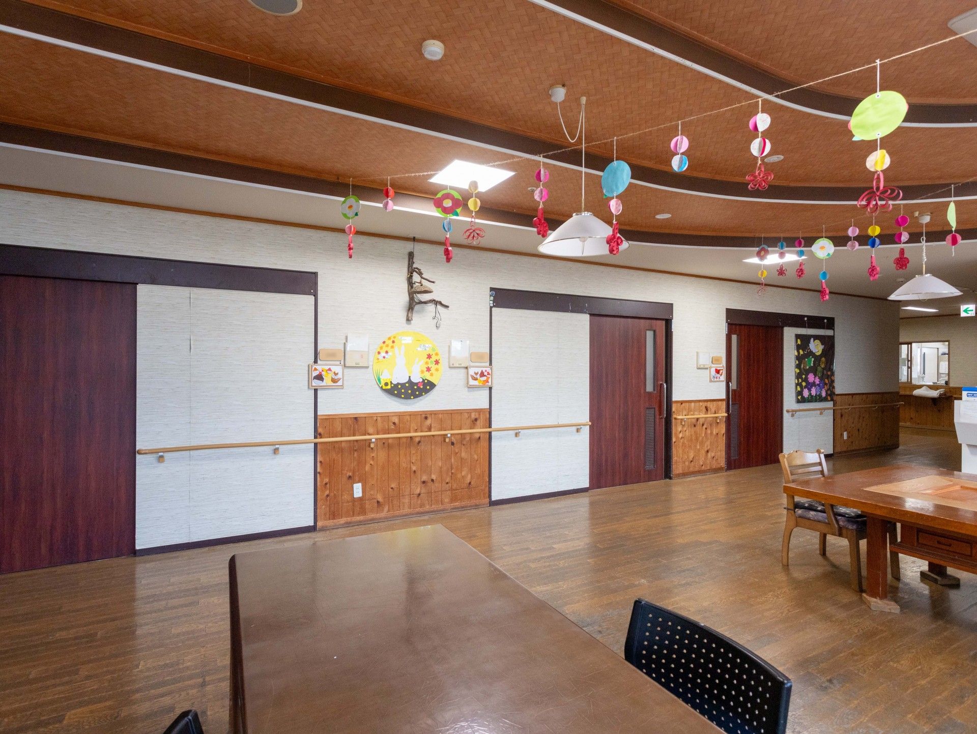 飾りが吊るされた廊下