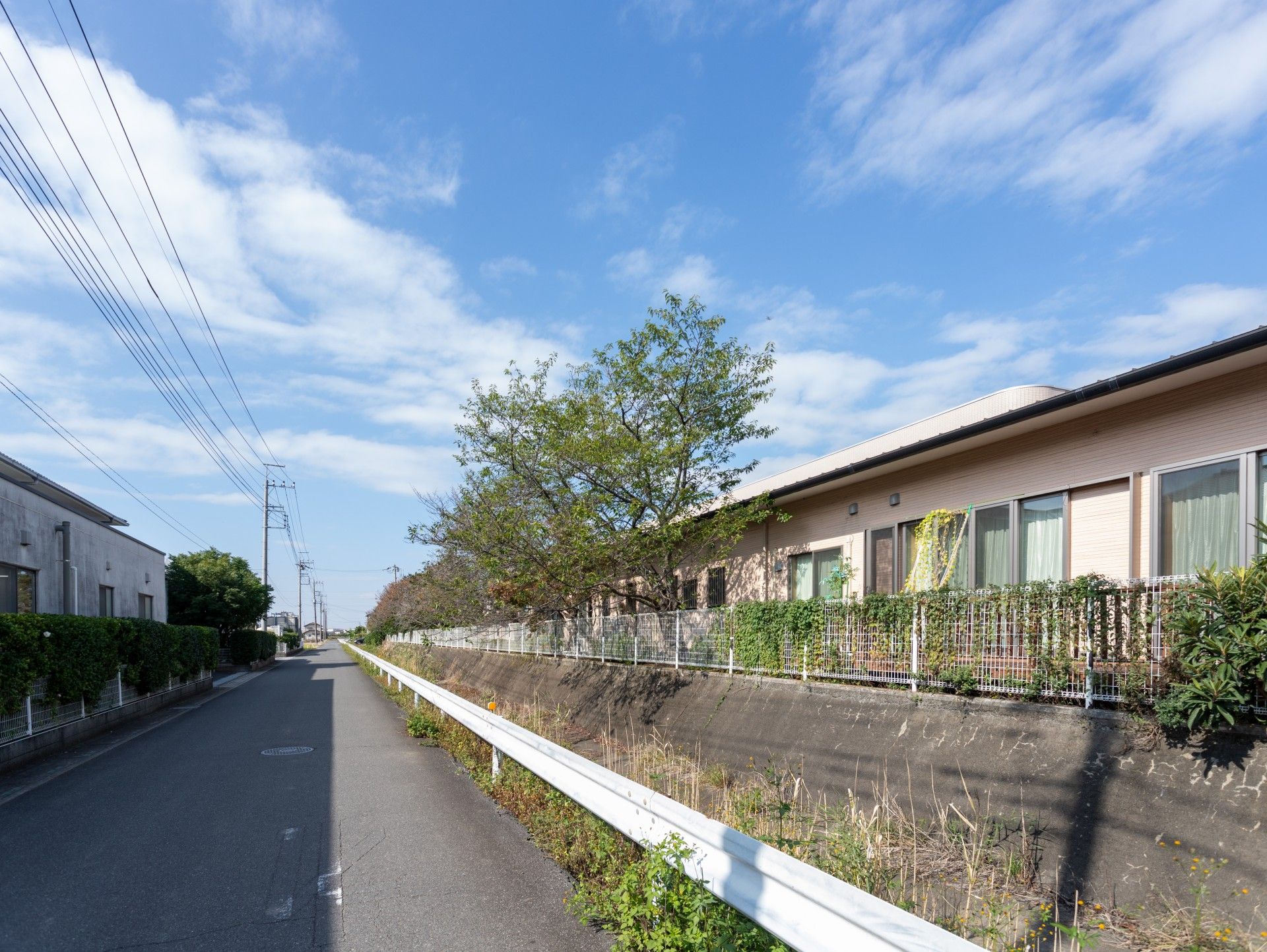 青空の下の建物外観