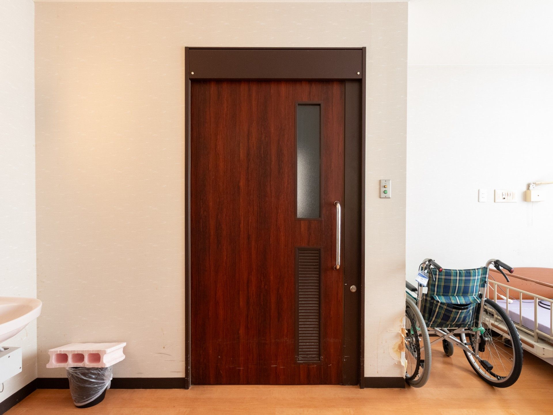 木製ドアと車椅子のある部屋