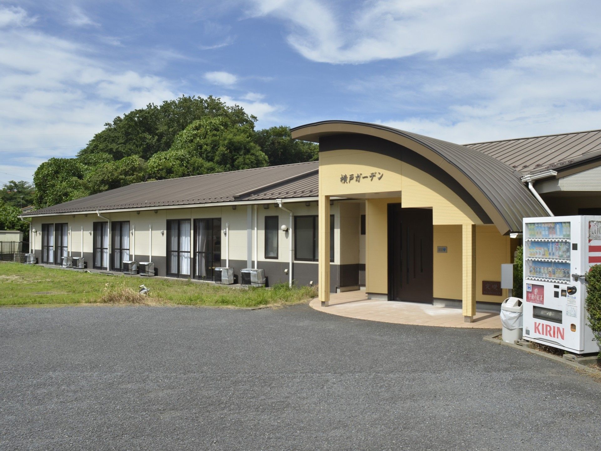 緑に囲まれた建物の外観
