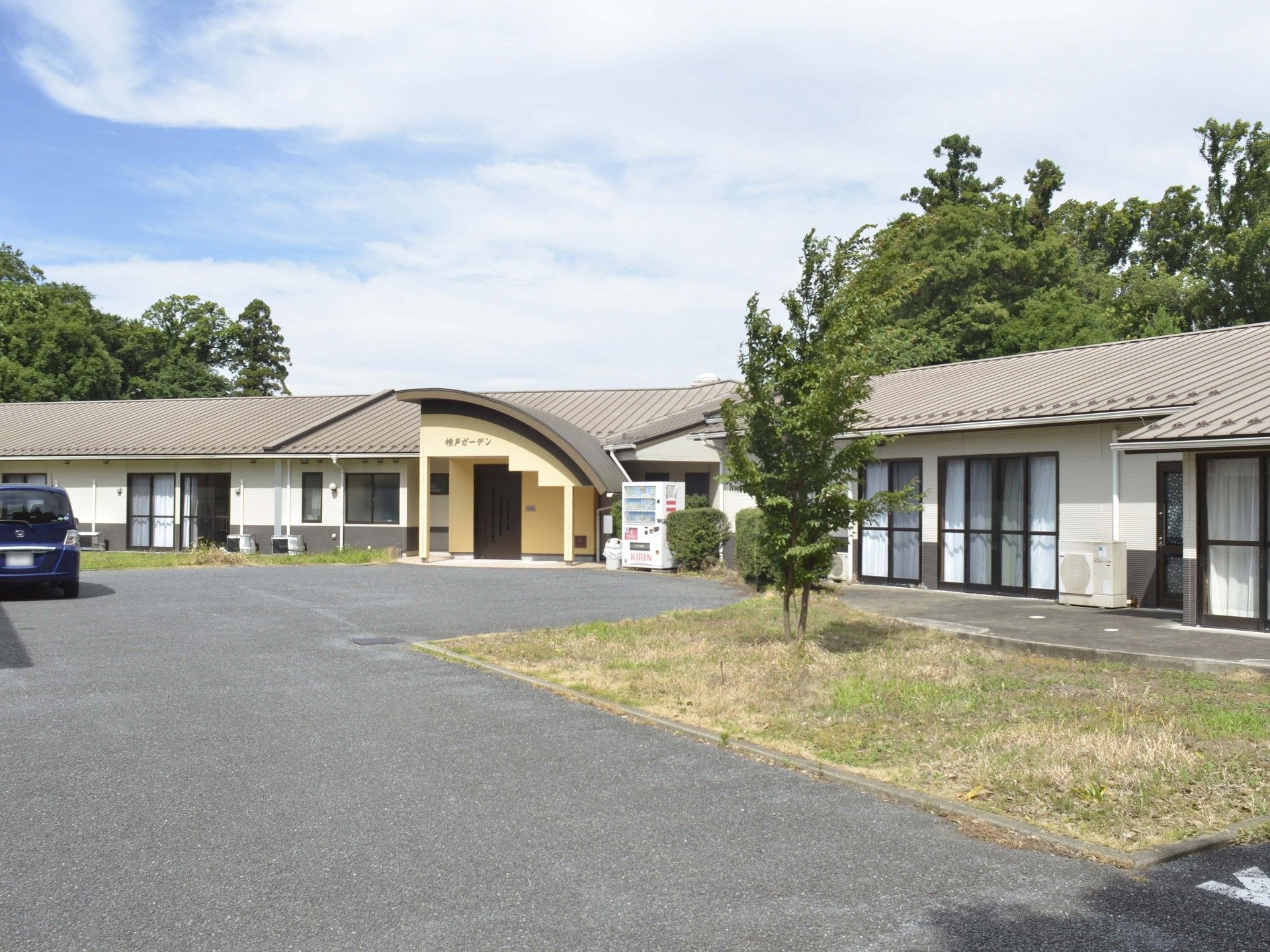 緑に囲まれた建物の外観