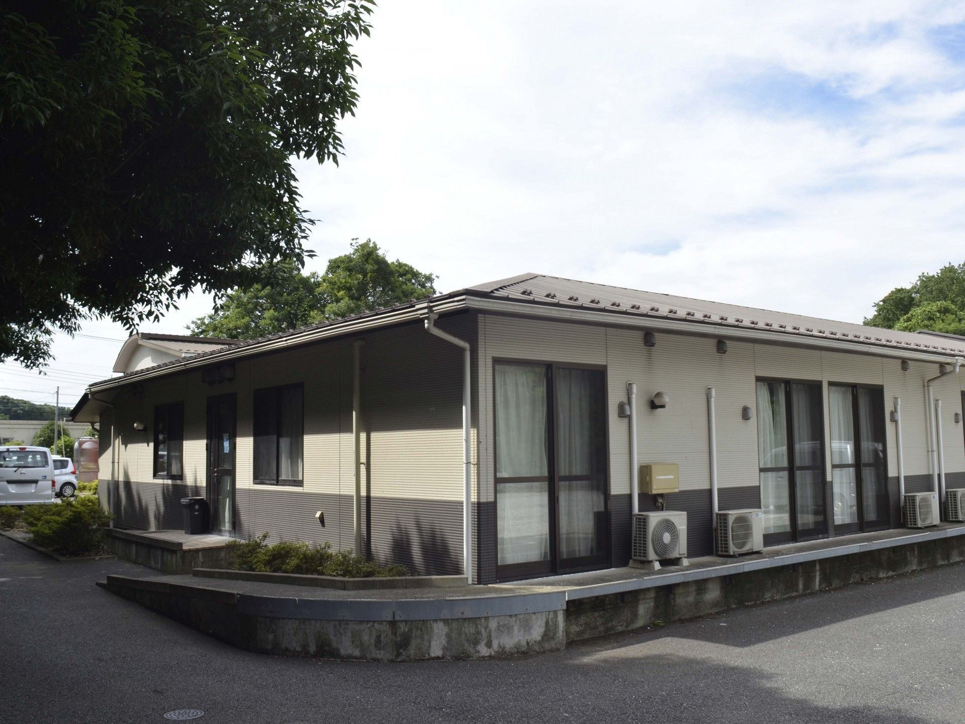 外観と周囲の緑