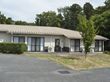緑に囲まれた建物の外観