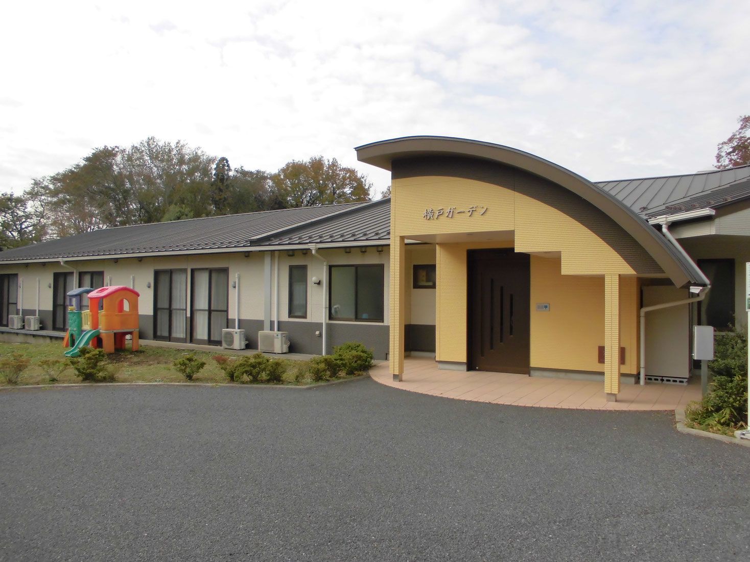 アーチ型の玄関が特徴の建物