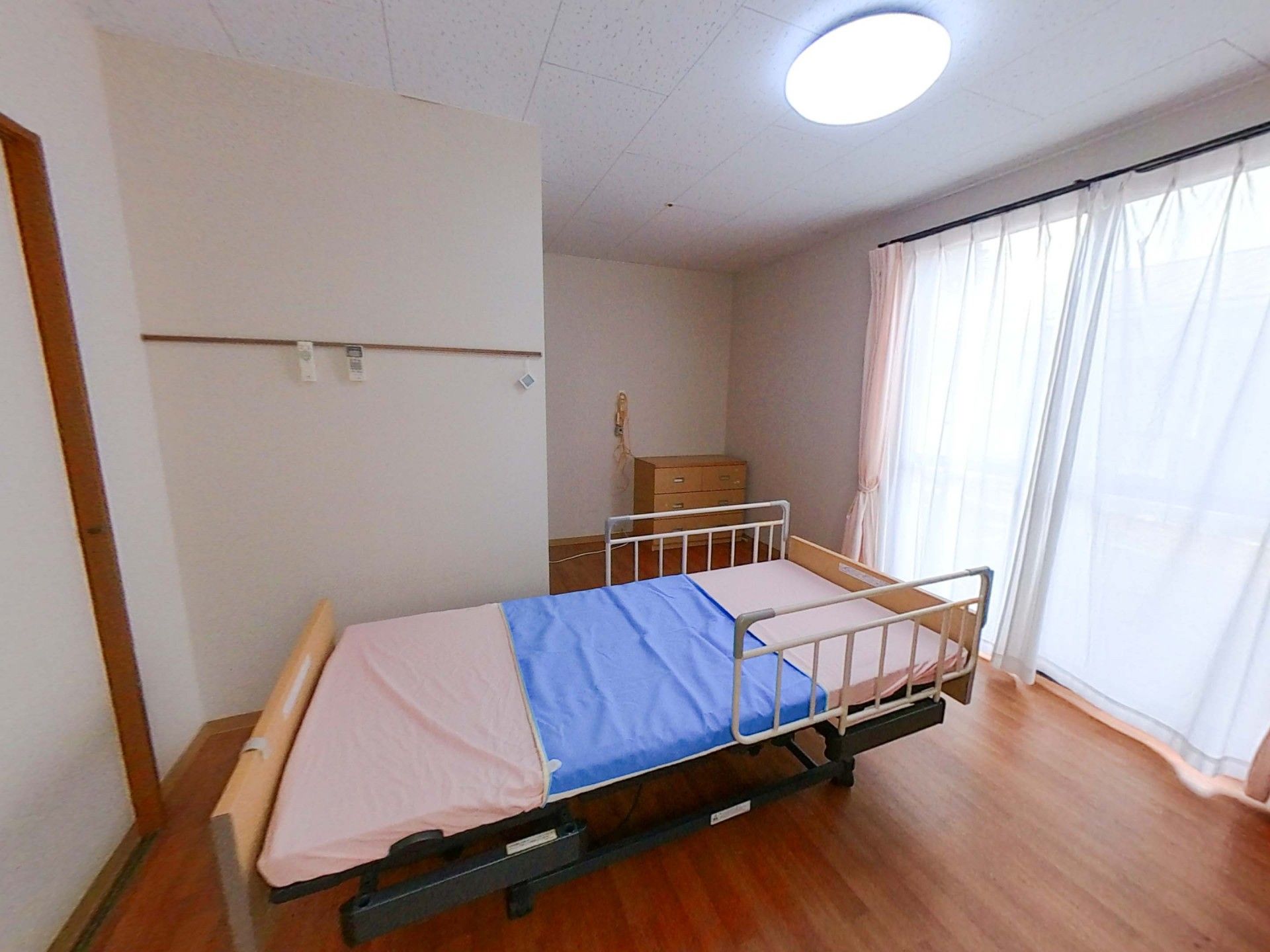 日差しが差し込む居室