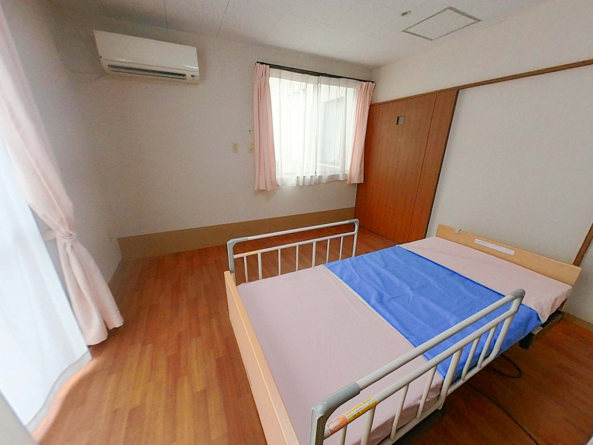 明るい個室のベッド