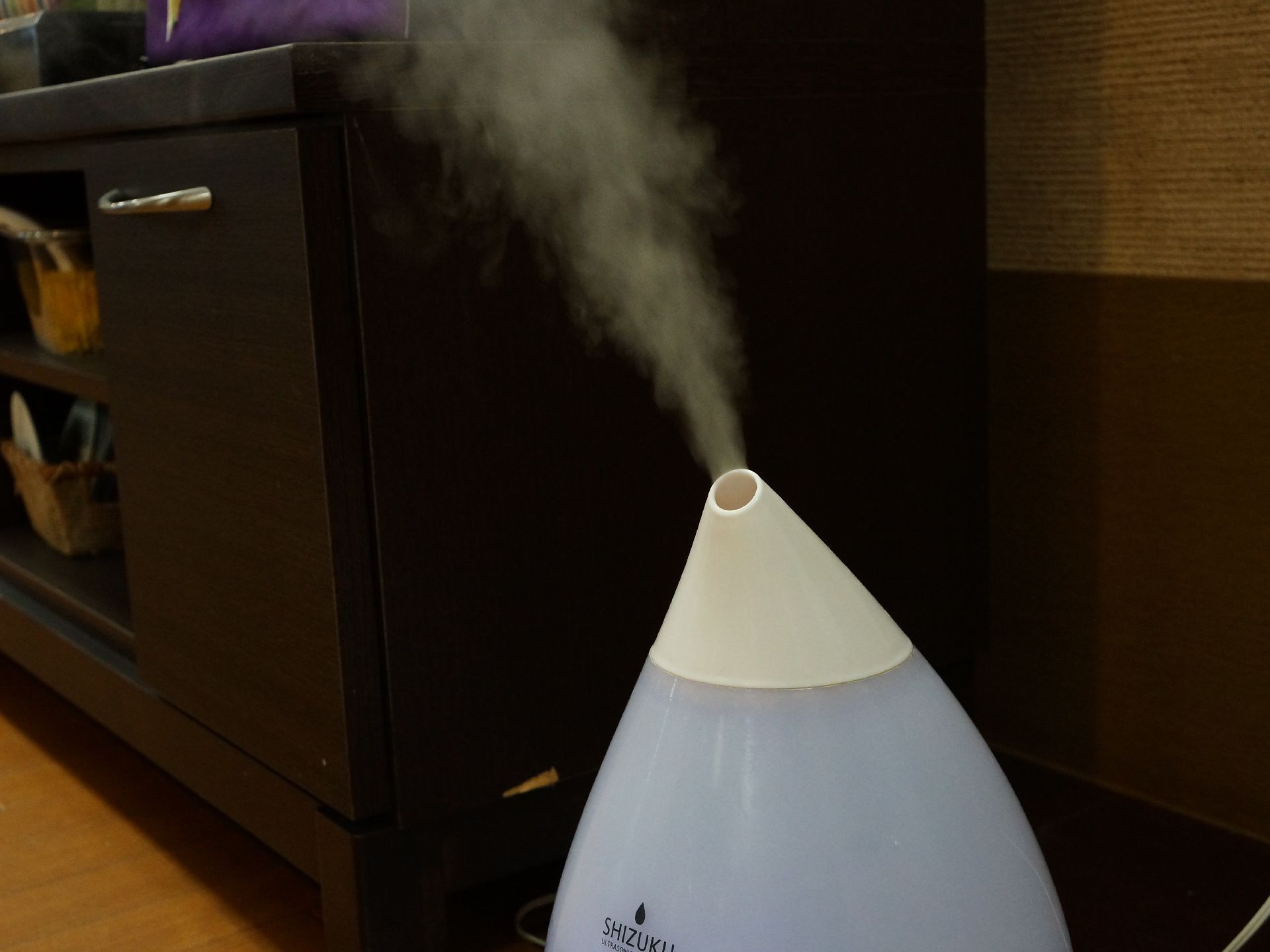 サイドボードの脇に設けられたSHIZUKUという名前の加湿器。エアコン等による空気の乾燥を防ぐ役目を果たしている。蒸気が熱くないので安心。
