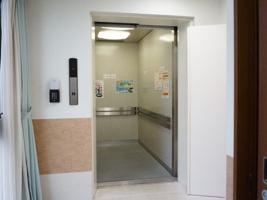 エレベーター内部