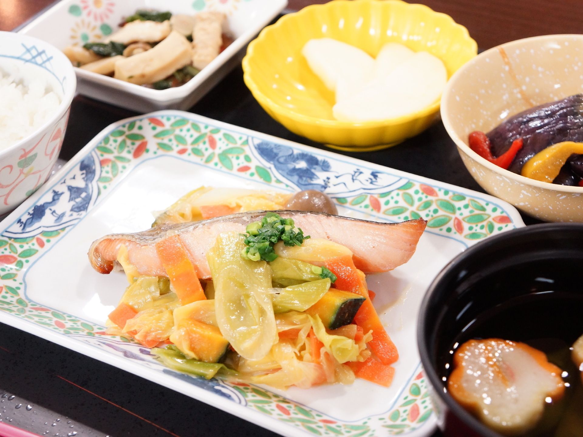 魚料理に加え、栄養と色のバランスが考えられた食事の一例