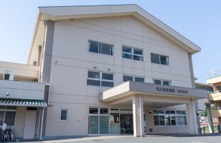 明るい外観の建物正面