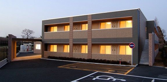 夕暮れ時の建物外観