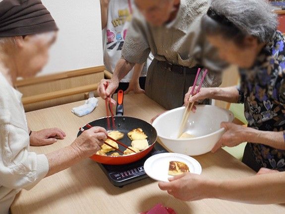 料理を楽しむ様子のテーブル