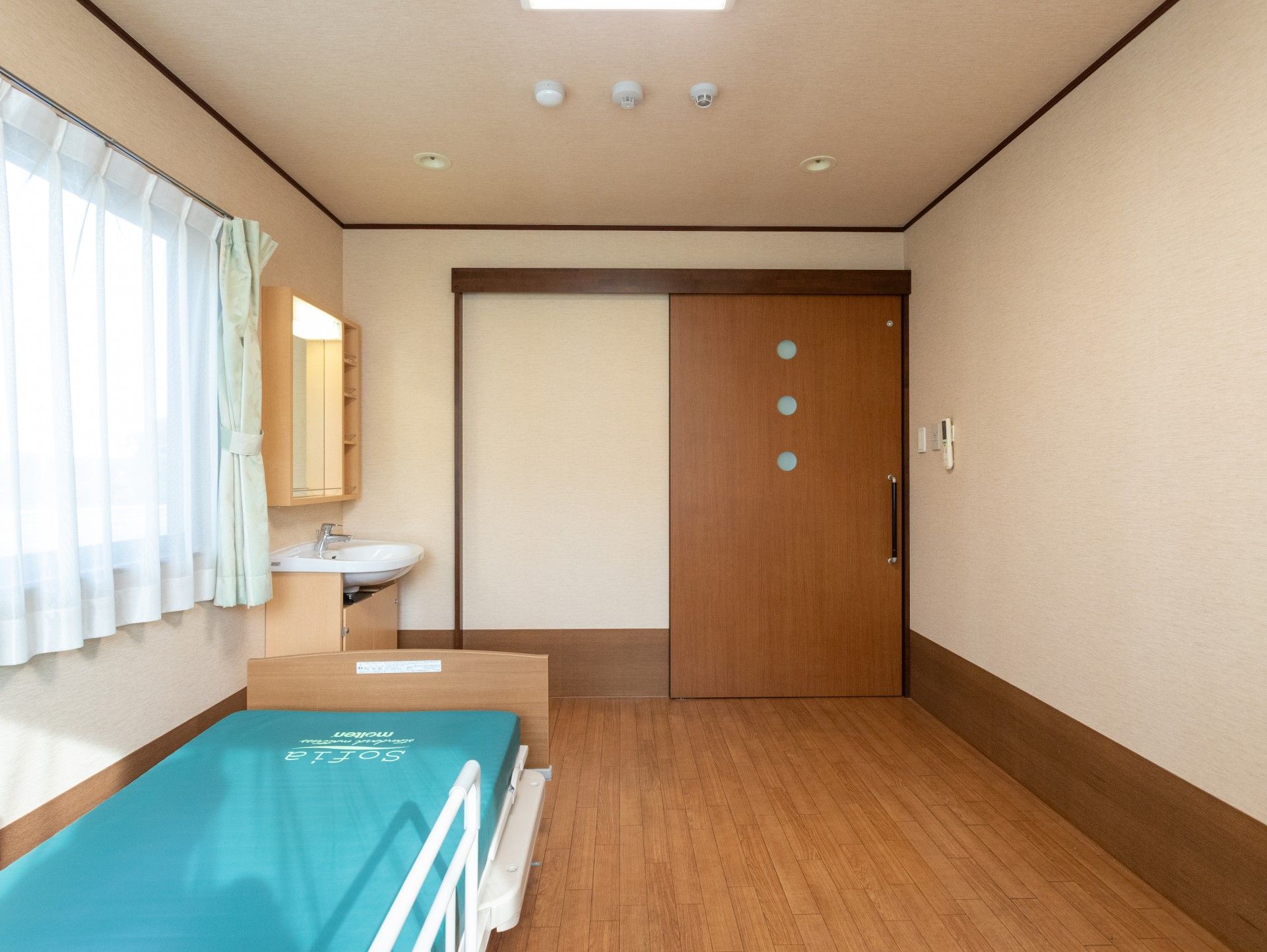 シンプルな個室の一角