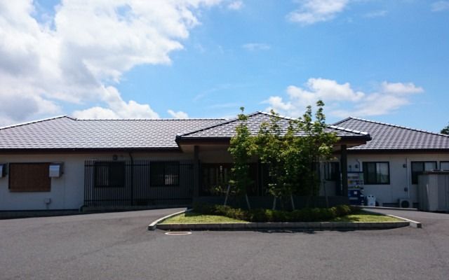 青空の下の建物外観