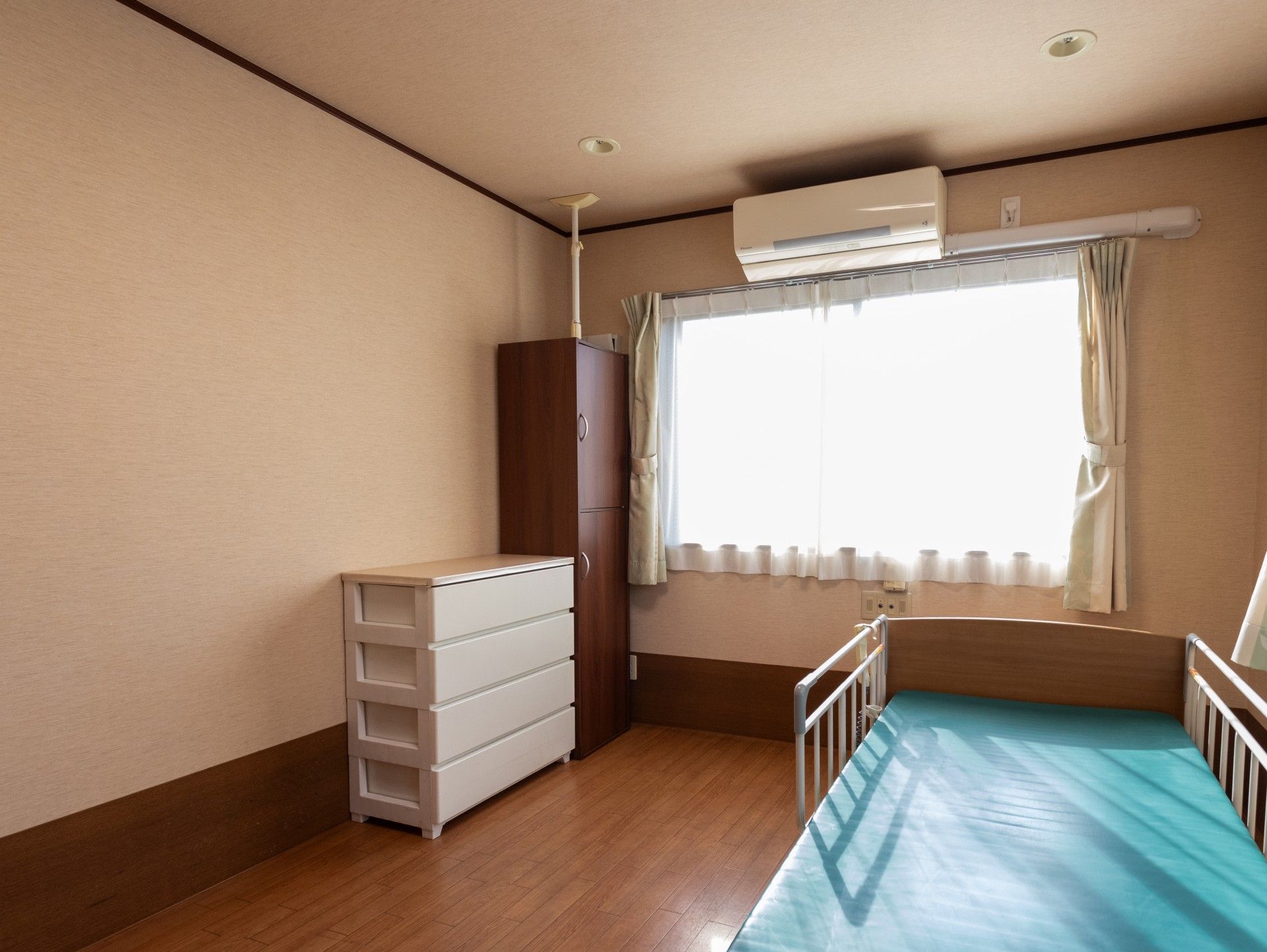 明るい個室の一角