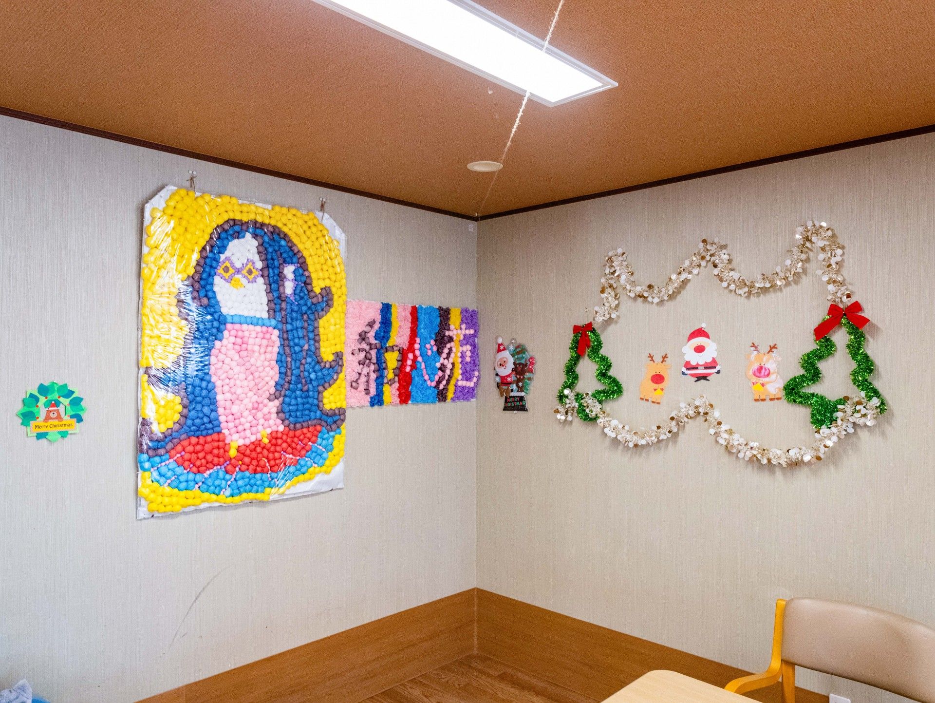 壁の飾りがある部屋