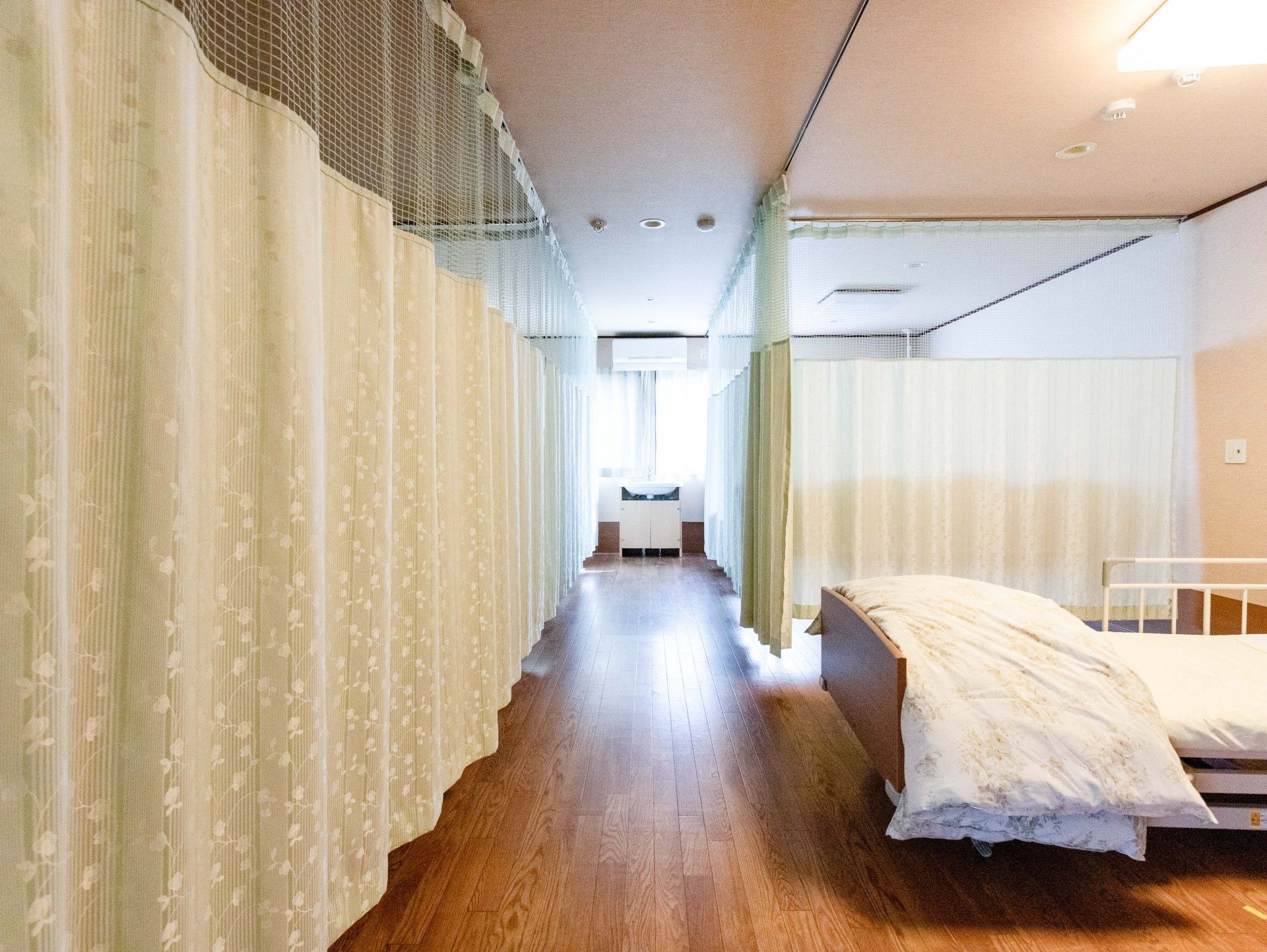 カーテンで仕切られた部屋