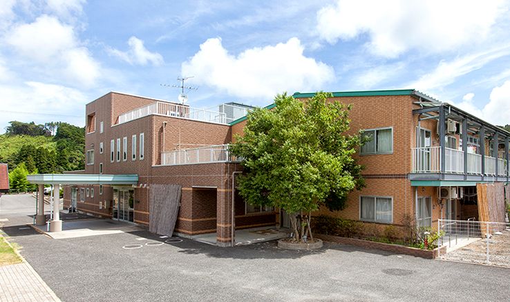 緑豊かな施設外観