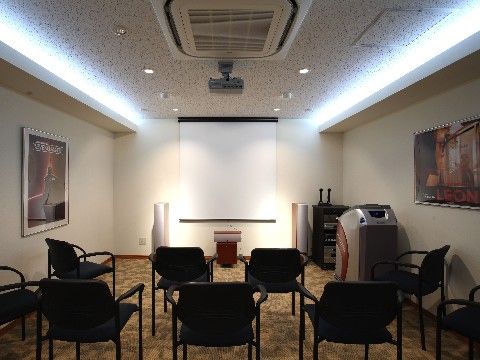 カラオケ大会や、映画観賞会を催すことができるラウンジコーナー