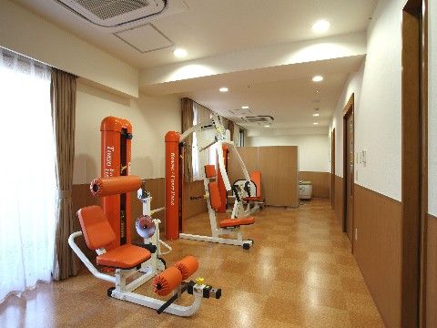 入居者様のが日々利用できるトレーニング器具が置かれたジムスペース