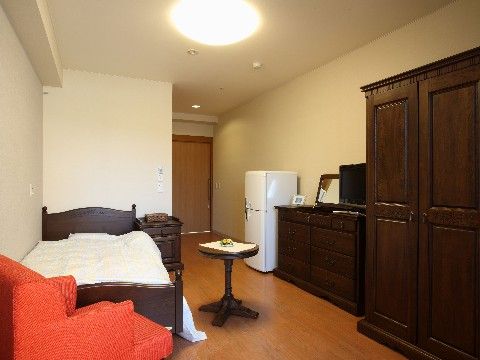 「応援家族 石和温泉リゾート」の居室。洗面台とトイレを一緒に設置している。