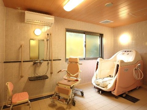 「応援家族 石和温泉リゾート」の機械浴室。湿気を残さないよう、大きな窓を設置している。