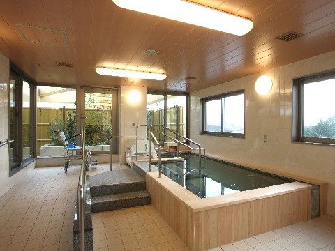 「応援家族 石和温泉リゾート」の大浴室。和風庭園や外の景色を眺めながらの入浴ができる。