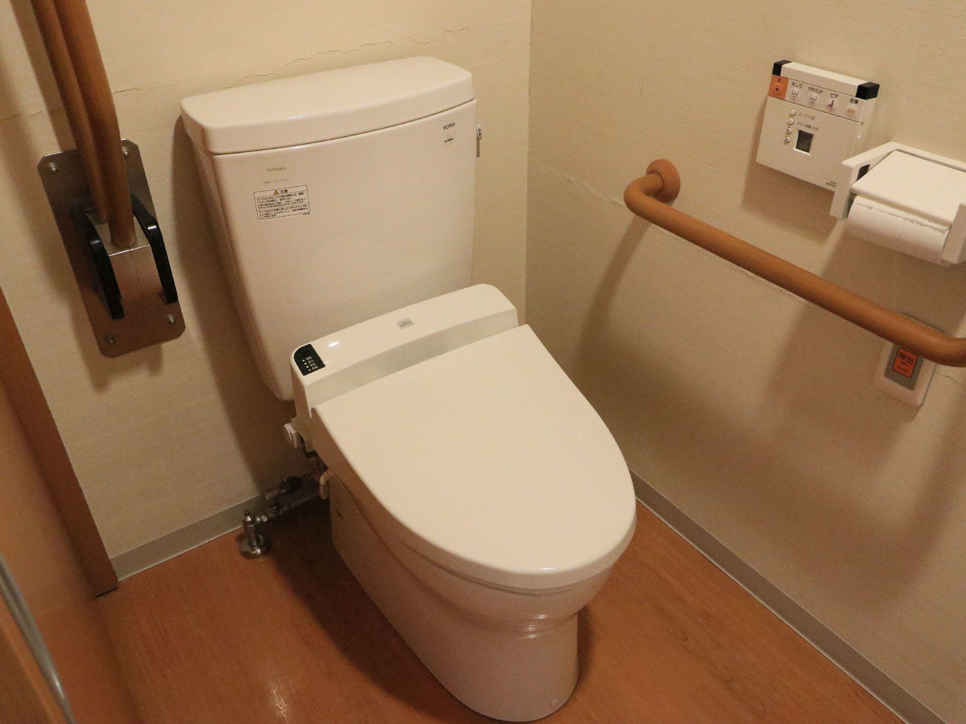 居室には、トイレが完備されている。可動式や水平型手すりや温水洗浄便座、呼び出しボタンが設置されている。