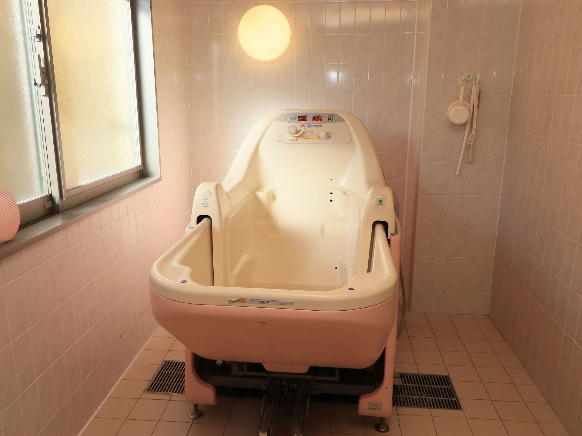 機械浴室はタイル張りになっており、中央に特殊浴槽が設置されている。換気に利用できる窓が設けられている。