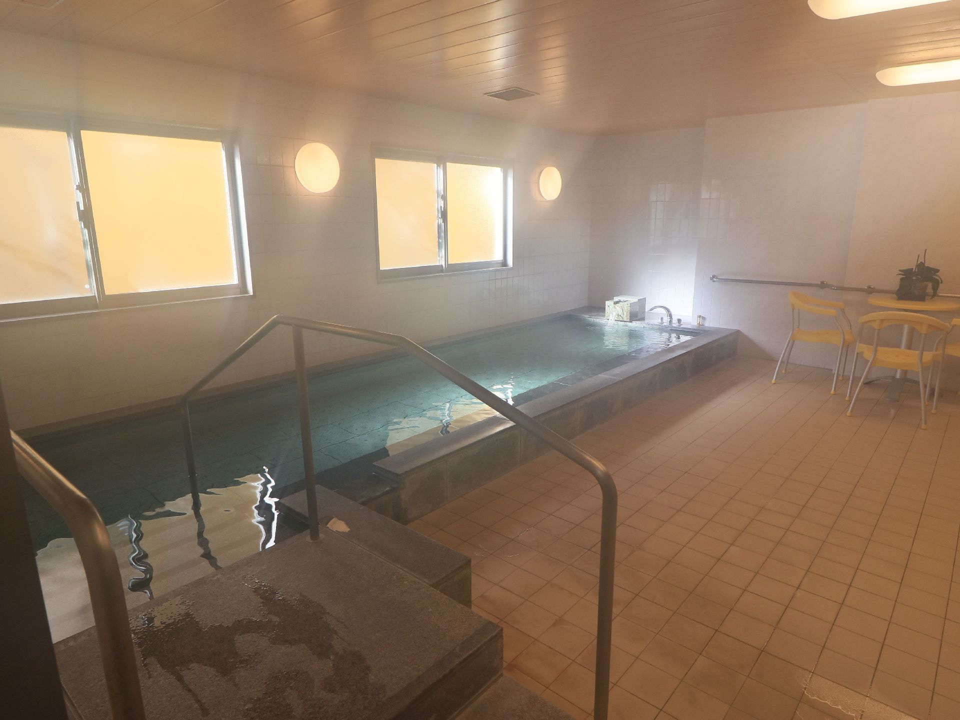 館内には、長方形の浴槽が完備された中浴場が設けられている。壁に手すりが設置されており、テーブルと椅子が用意されている。