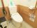 車椅子対応の共有トイレである。Ｌ型や可動式手すり、呼び出しボタンが壁に取りつけられている。温水洗浄便座も完備されている。
