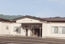 施設の正面玄関